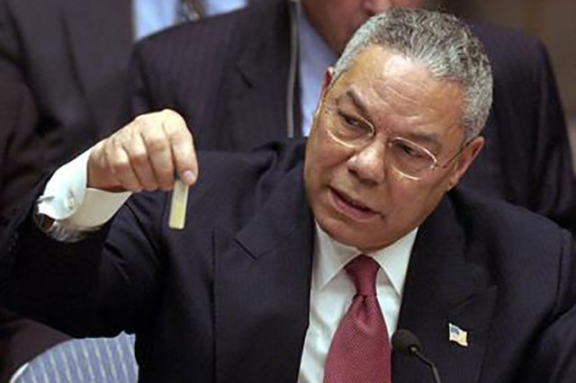 Колин Пауэлл демонстрирует модель ампулы с бациллами сибирской язвы в Совете Безопасности ООН. 5 февраля 2003 года.