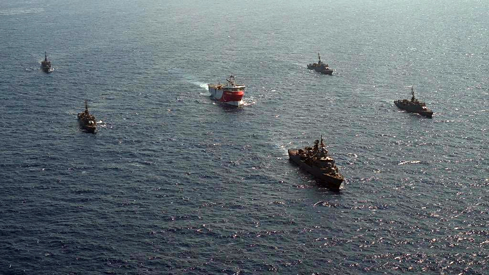 Турецкие военные корабли сопровождают судно Oruc Reis.