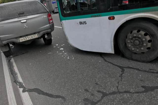 Месяц назад тот же автобус, нарушив правила дорожного движения, врезался во внедорожник.