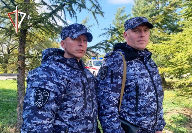 Прапорщики полиции Виталий Диц и Владислав Воеводин спасли хабаровчанина.