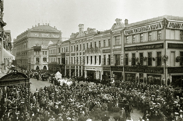 Траурная процессия на Кузнецком мосту во время похорон писателя Антона Павловича Чехова. 1904 год
