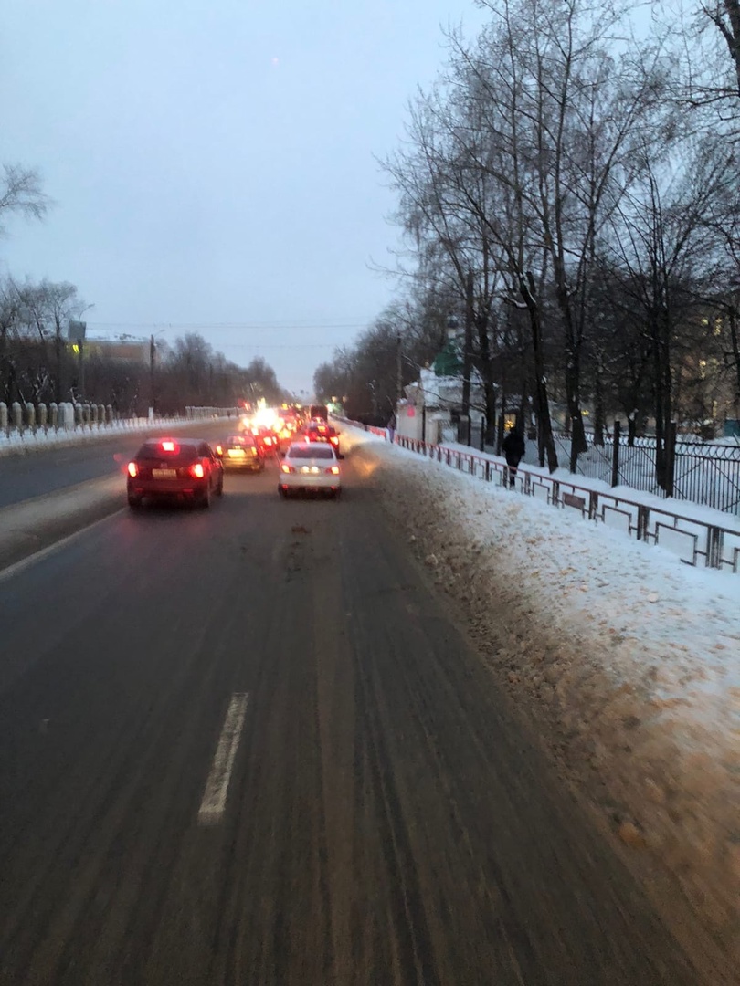 Неубранный снег занимает почти целую полосу на тверских дорогах