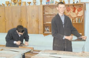Учащиеся Алексей Гальцев и Рустем Валеев в столярной мастерской