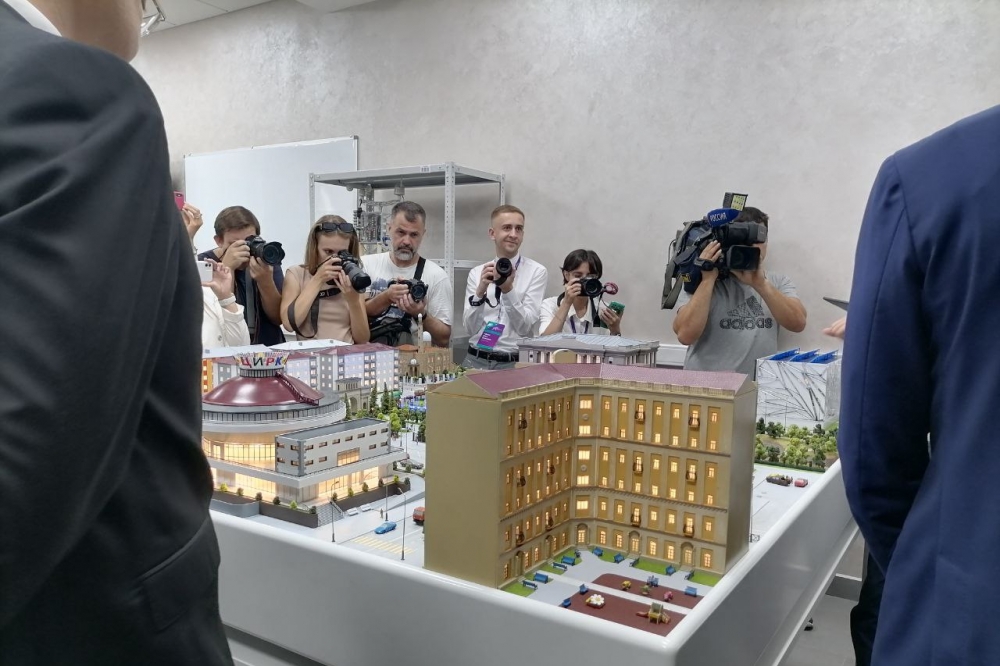 Сотрудники «Сириус 26» продемонстрировали Сергею Кравцову и Владимиру Владимирову макет центра Ставрополя. 