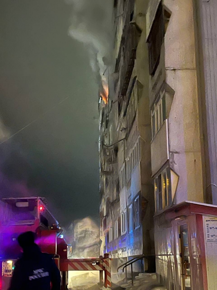 Огонь поднимался по балконам до 8 этажа.