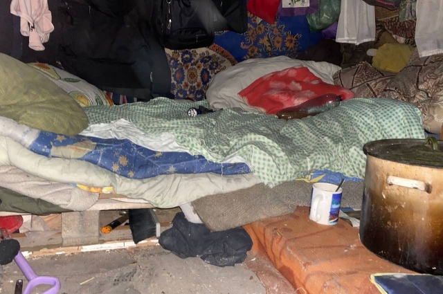 Дети жили в шалаше и спали в кровати с посторонним мужчиной