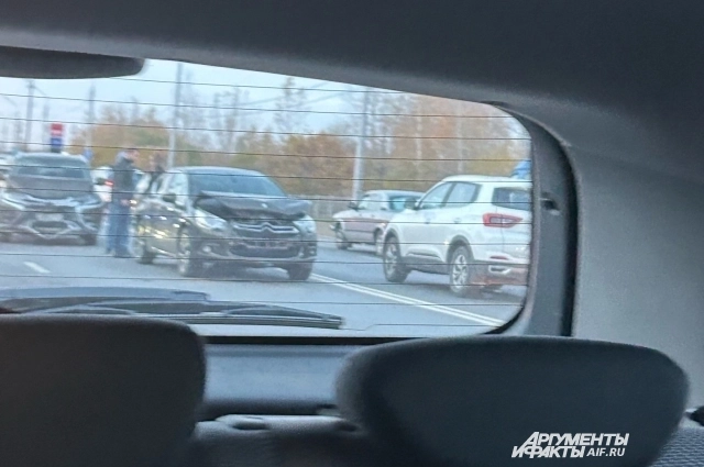 Столкнувшиеся автомобили перегородили полосу.