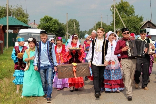 Переговоры двух татарских семей о заключении брака.