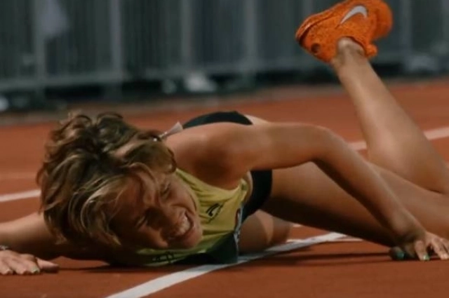 Момент, как Мария упала во время финиша. 