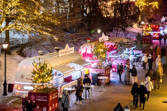 На территории Лыбедского бульвара раскинулись палатки «Кухня Рязанского края» с традиционными рязанскими угощениями и горячими напитками.