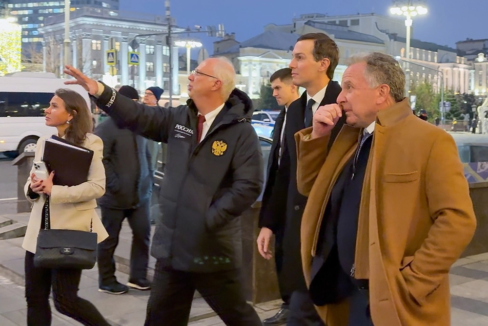 Москва. Специальный представитель президента РФ по инвестиционно-экономическому сотрудничеству с зарубежными странами, глава Российского фонда прямых инвестиций (РФПИ) Кирилл Дмитриев, бизнесмен Джаред Кушнер и спецпосланник президента США Стив Уиткофф (с