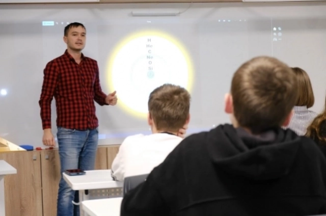 Антон ведет бесплатные занятия по астрономии в Региональном центра оджаренных детей  в мкр.Улитка пос.Дубовое