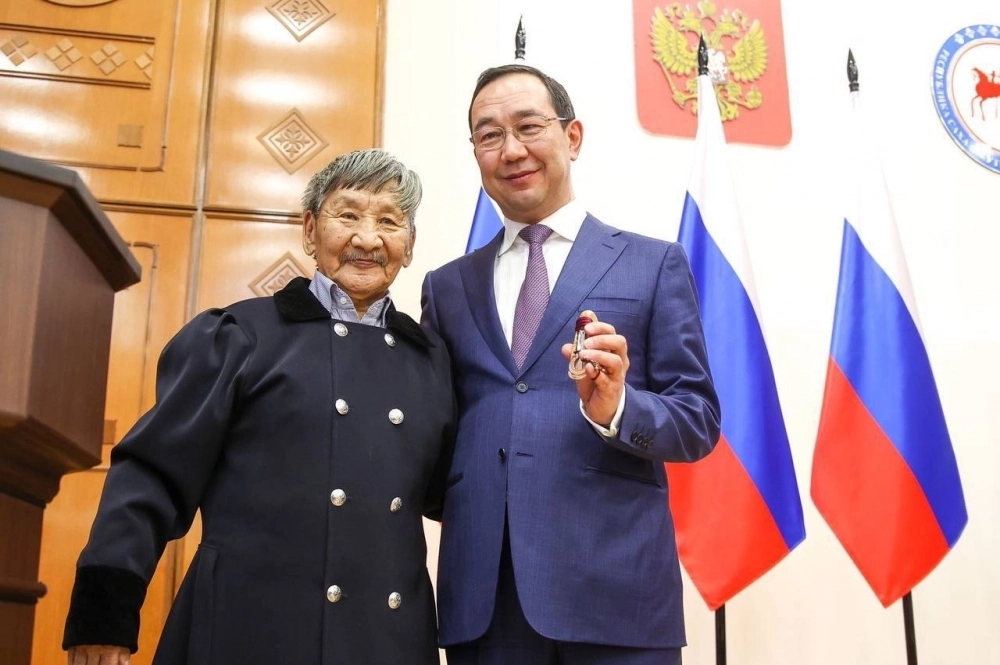 Кузнец Борис Неустроев с Айсеном Николаевым.