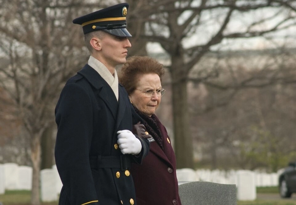 «Арлингтонскую леди» провожают на похороны, США, 2008 г.