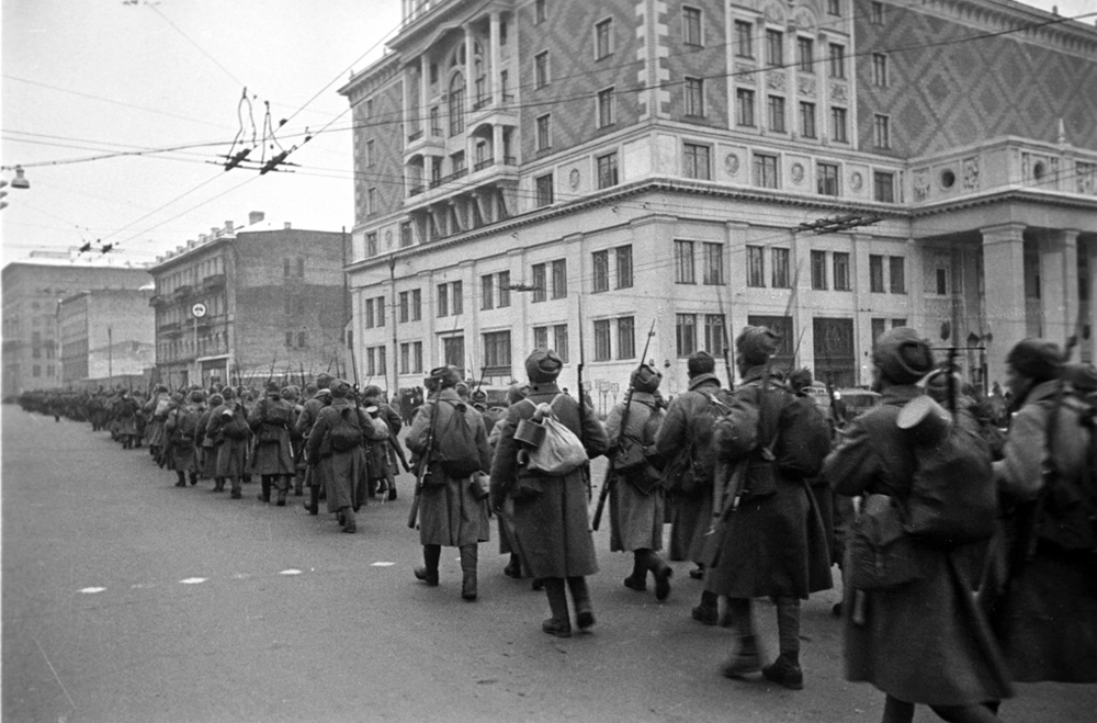 Москва, войска идут на фронт (Триумфальная площадь), 1 ноября 1941 г.