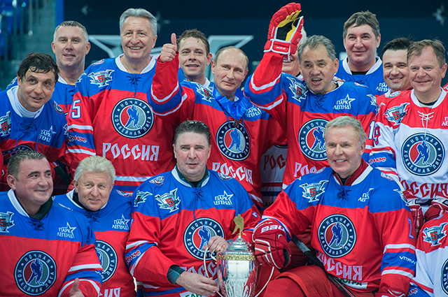 Александр Якушев и Владимир Путин (в центре на втором плане) после матча между сборной командой чемпионов Ночной хоккейной лиги (НХЛ) и сборной Правления и почетных гостей Ночной хоккейной лиги (НХЛ). 