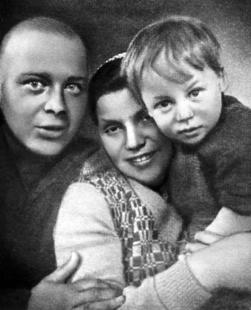 Аркадий Петрович Гайдар с сыном Тимуром и женой Лией Лазаревной Соломянской. Архангельск. 1929 г.