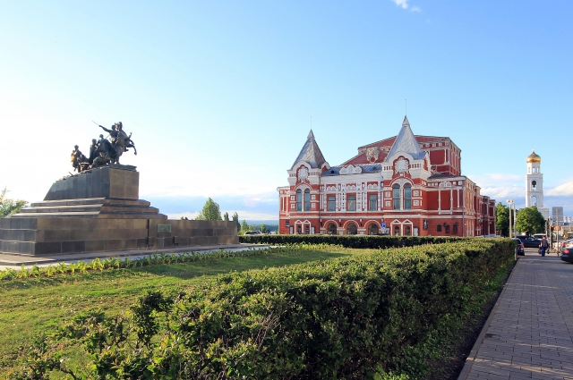 Самарский драматический театр. Здание построено в 1888 году в неорусском стиле.