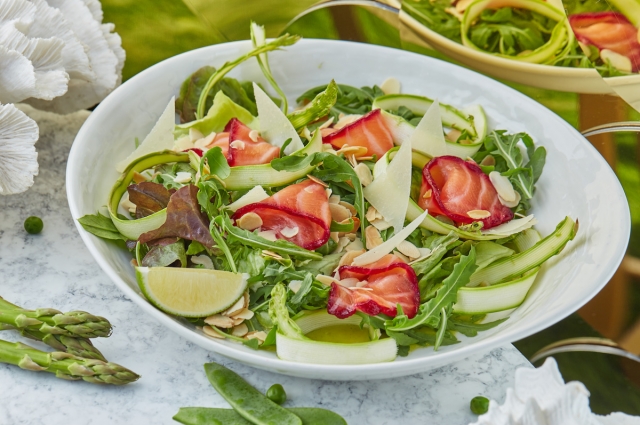 Салат из зеленых овощей с подкопченным лососем