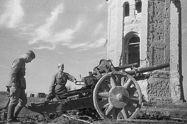 Захваченное немецкое орудие под Ржевом, 1942 г.