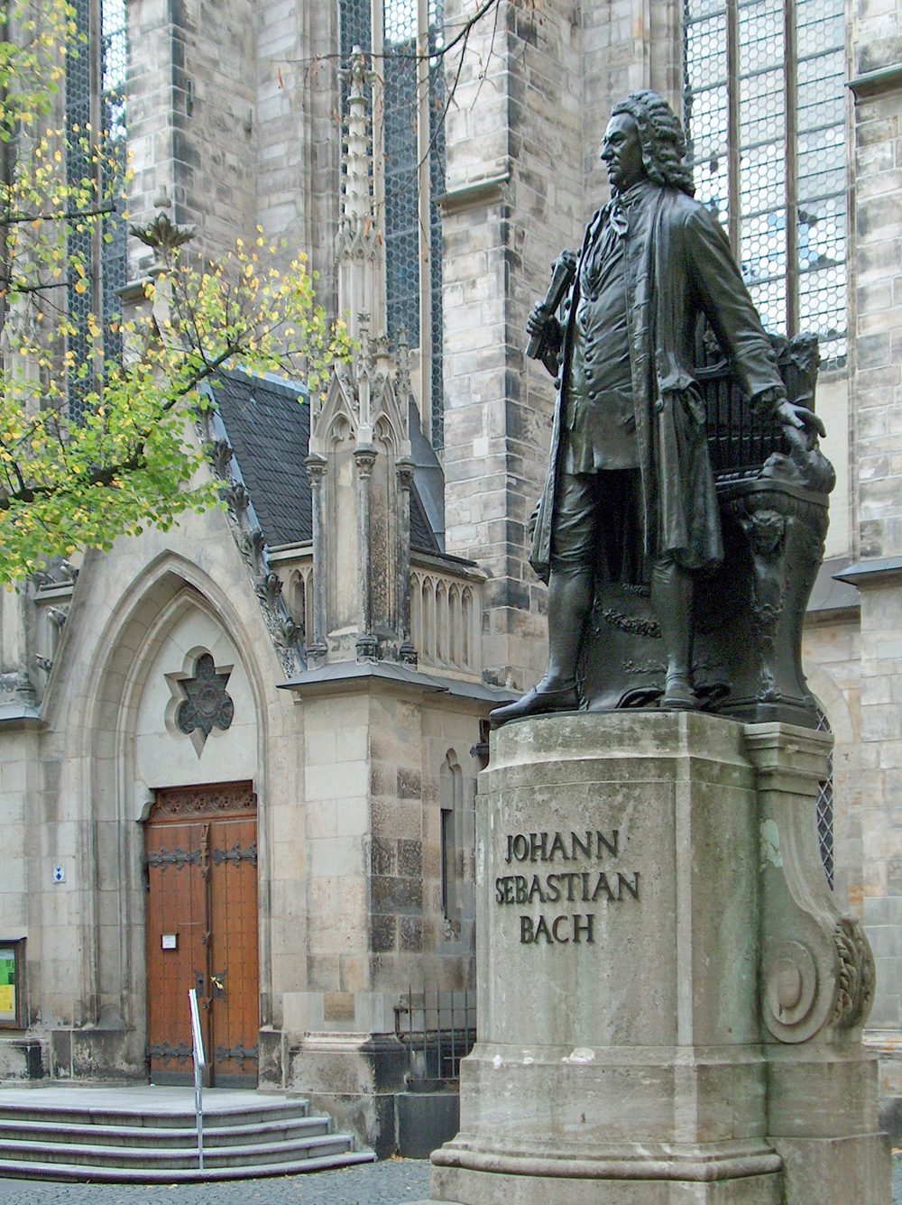 Памятник Баху перед Томаскирхе в Лейпциге.