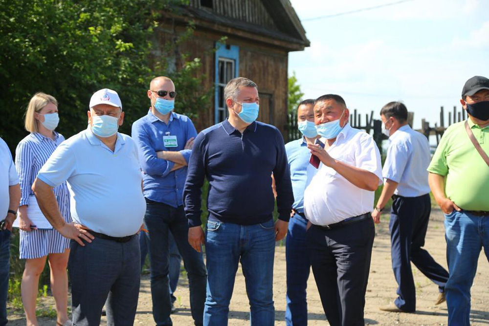 Игорь Кобзев на встрече с фермерами в Аларском районе.