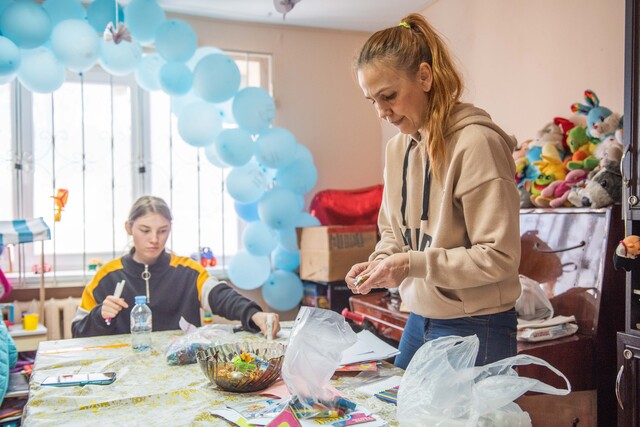 Волонтёр Ирина проводит для детей мастер-классы, пока мамы выбирают одежду.
