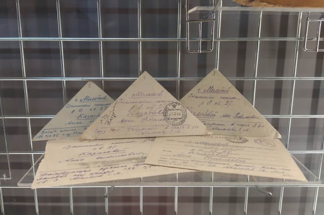 Среди экспонатов выставлены хорошо сохранившиеся письма с фронта, который Евгений Абалаков отправлял своей семье.