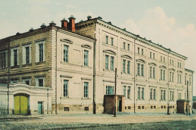 В здании дворянского собрания Л. Н. Толстой присутствовал на репетиции своей пьесы.