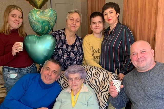 В доме бабушки любят собираться родные. Свое 100-летие Маргарита Вячеславовна встретила в кругу любимой семьи.