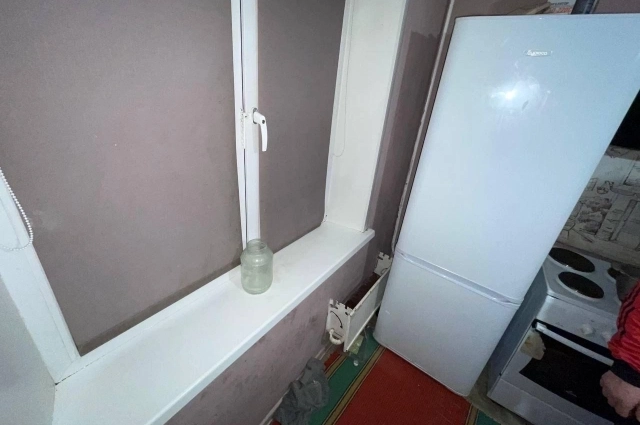 Холодильник стоял вплотную к батарее.