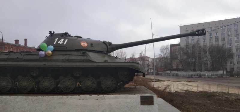 Танк восстановили и вернули на прежнее место.