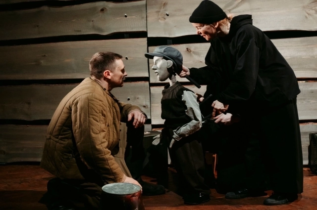 Все роли - кроме Андрея Соколова - исполняют куклы. Они заставляют зрителя задуматься, кто же на самом деле человек - игрушка в руках судьбы или хозяин своей жизни?