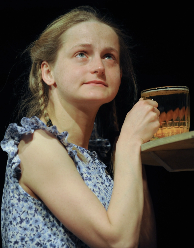 Актериса Театра-студии под руководством Олега Табакова Яна Сексте в сцене из спектакля «Wonderland-80», 2010 г.