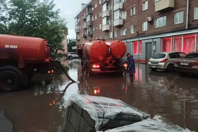 Улицы затопило в Ленинском районе Красноярска.