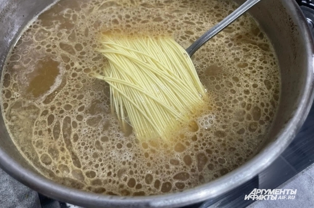 Яичная лапша варится очень быстро.
