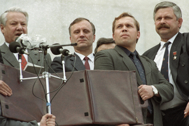 Президент России Борис Николаевич Ельцин (слева), Геннадий Эдуардович Бурбулис (2 слева). 1991 год.