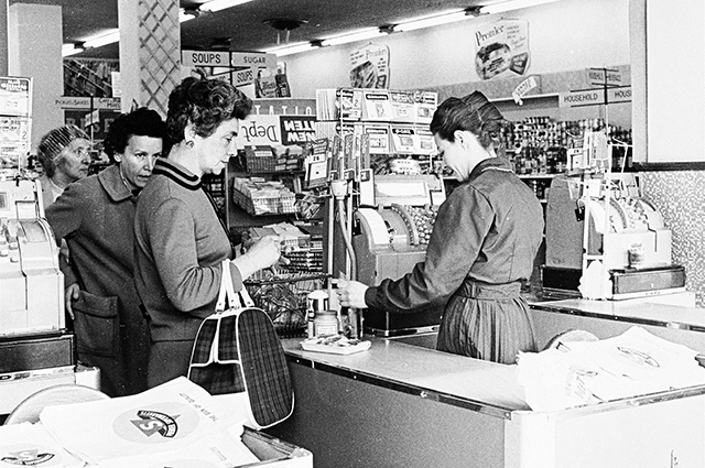 На кассе в супермаркете. Лондон, 1950-е годы.