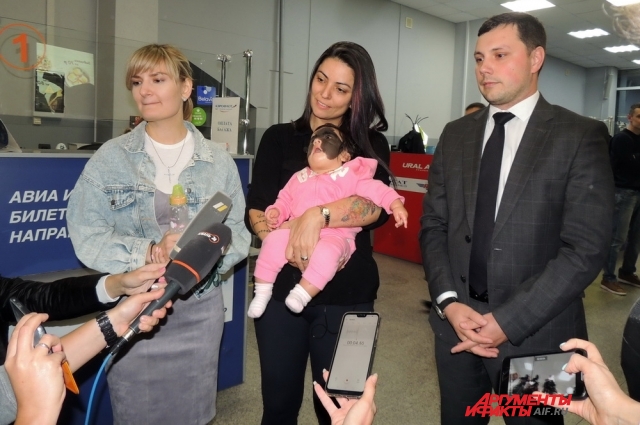 Кэрол Феннер отвечает на вопросы журналистов в аэропорту Краснодара.