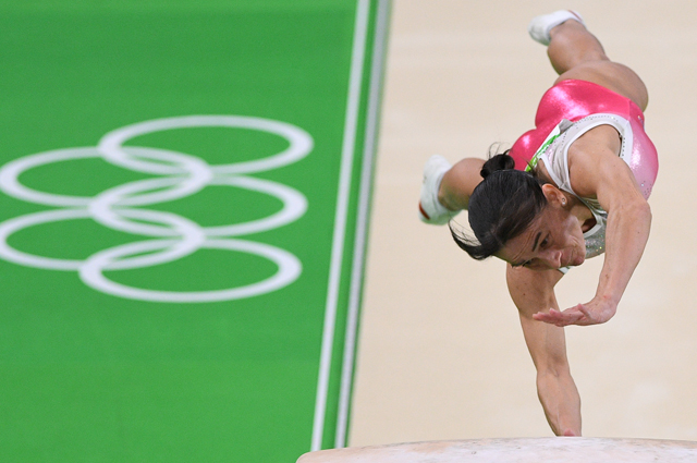 Оксана Чусовитина (Узбекистан) выполняет опорный прыжок во время соревнований по спортивной гимнастике на XXXI летних Олимпийских играх.