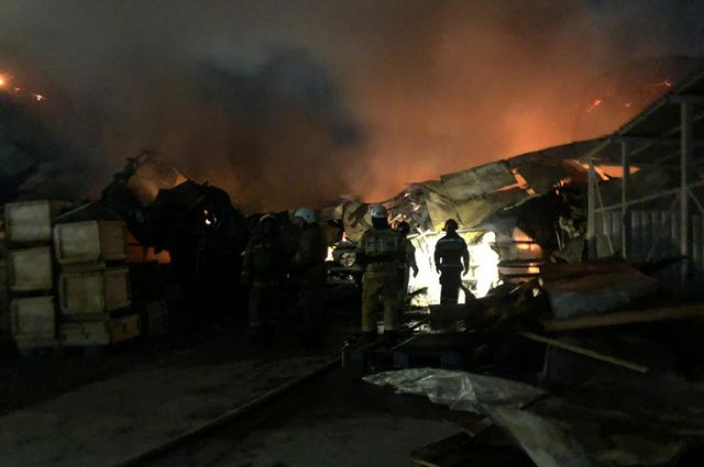 В Екатеринбурге произошел крупный пожар на складе с химикатами