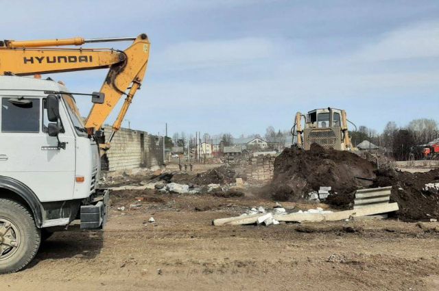 Свердловские строители расчистили участки на месте пожара в Сосьве