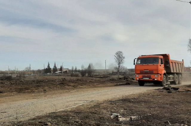 Свердловские строители расчистили участки на месте пожара в Сосьве