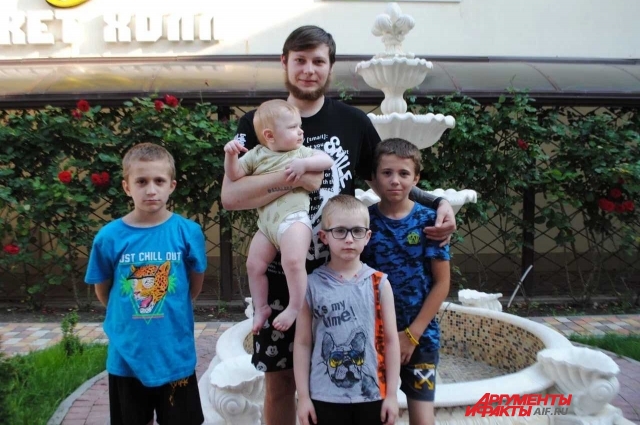 Муж Ярослав с детьми.