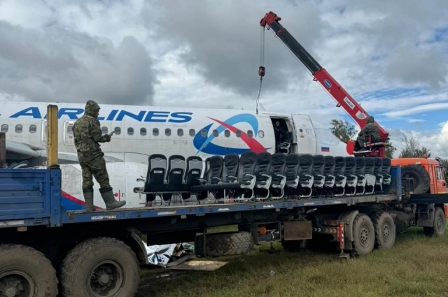 Самолёт простоял в пшеничном поле больше года.