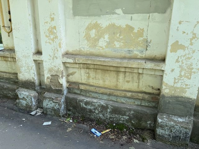 Дома на улице Пушкина выглядят очень печально.