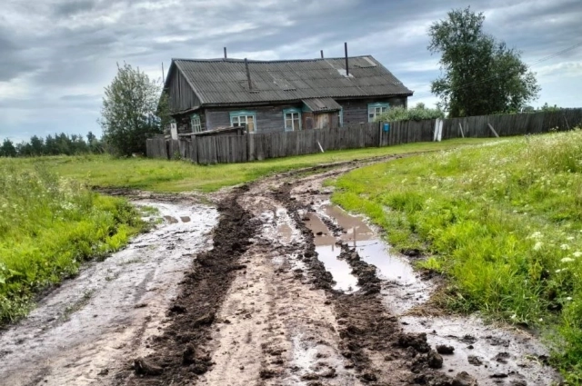 Во время непогоды единственная дорога напоминает каток - размокшая глина заставляет машины петлять. 