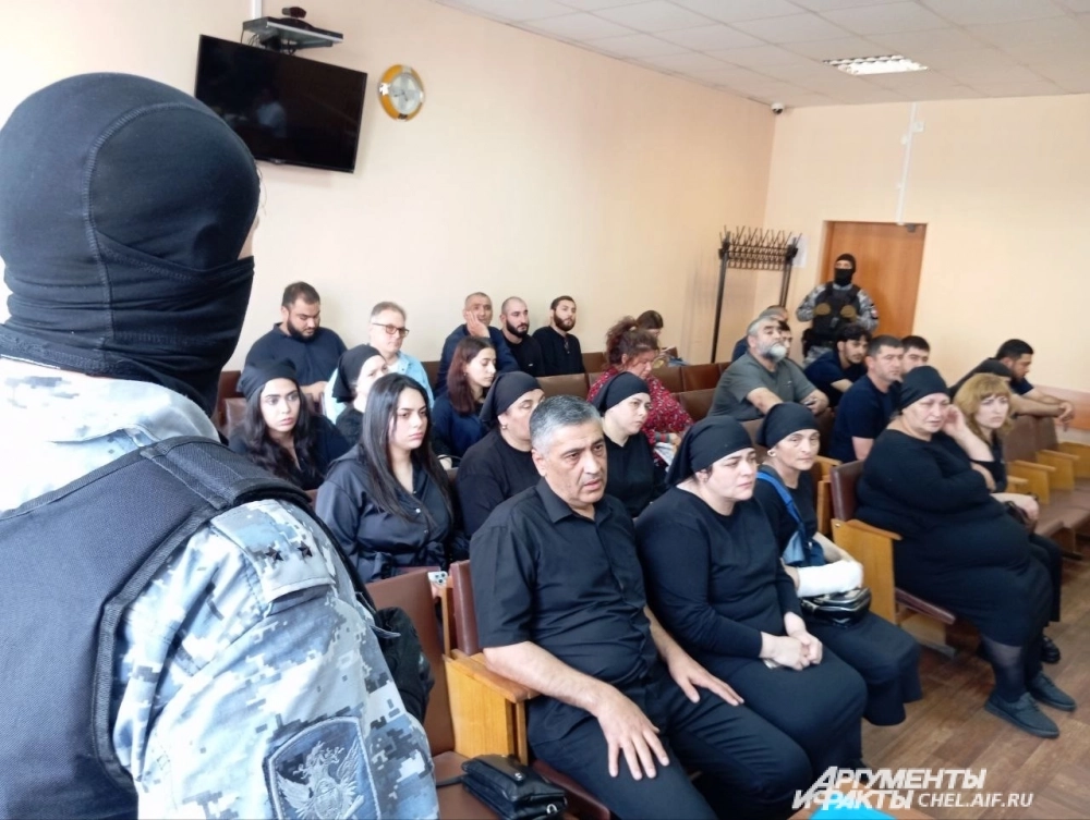 Все пришедшие в суд были в траурных одеждах. И родственники подсудимого тоже.