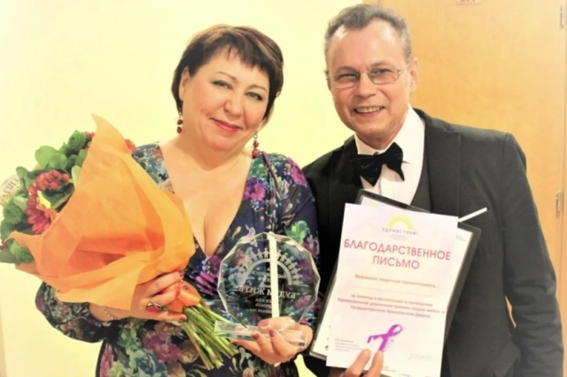 В 2018 году российский певец Владимир Лёвкин лично вручил Юлии Емельяновой награду «Будем жить».