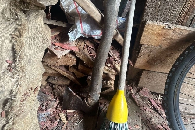 Топор стоял во дворе.